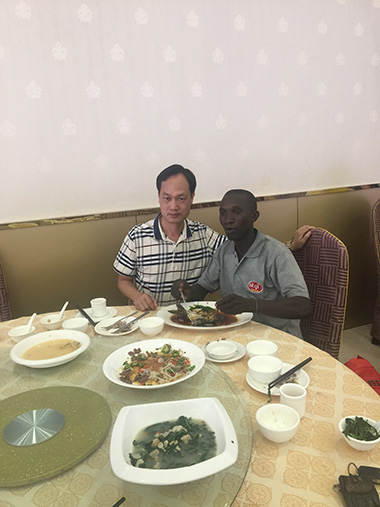 肯尼亚客户在餐厅里.jpg